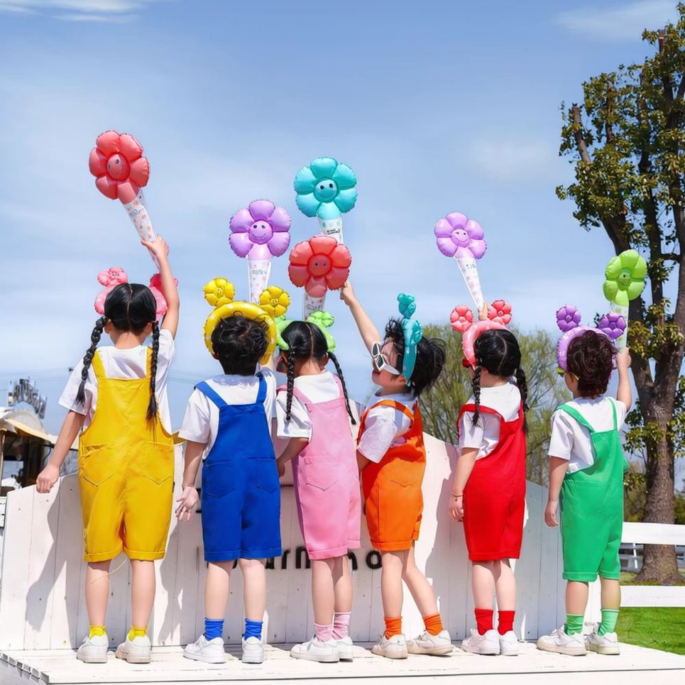 Summer Clothing Toddler - 幼児向け、夏らしいキャンディ柄のオーバーオールセット。柔らかいコットン素材の半袖トップス。幼稚園のグループ発表会などにぴったりの可愛らしい衣装。